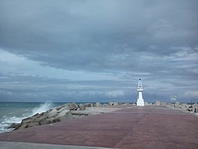 Archivo:Paseo de las escolleras playa Miramar