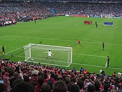 Archivo:Penalty kick Lahm Cech Champions League Final 2012