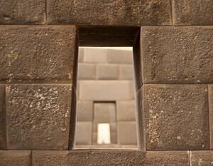 Archivo:Peru - Cusco 177 - Qorikancha windows (8111182166)
