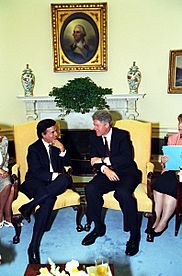 Archivo:Photograph of President William J. Clinton Meeting with President Carlos Menem of Argentina in the Oval Office, 06-29-1993 (6175659541)