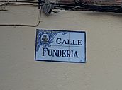 Placa, de cerámica talaverana, de la Calle Fundería.