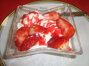 Archivo:Postre de fresas con nata