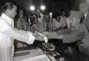 Archivo:President Marcos and Hiroo Onoda
