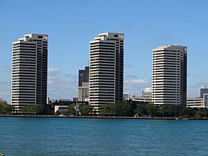 Archivo:Riverfront Towers, Detroit, Michigan from Windsor, Ontario (21151686683)