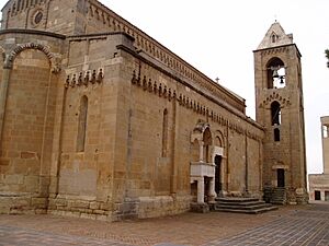 Archivo:San Pantaleo (Dolianova) Fianco