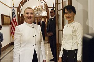Archivo:Secretary Clinton Meets Daw Aung San Suu Kyi for Dinner (6437451337)