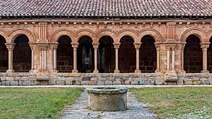 Archivo:Soria 2021 - claustro 2