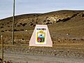 TRES LAGOS-Escudo en el acceso