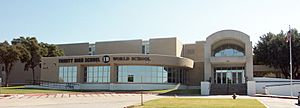 Archivo:Texas HEBISD Trinity HS front
