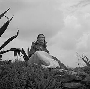 Archivo:Toni Frissell - Frida Kahlo, seated next to an agave