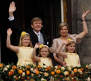 Archivo:Willem-Alexander, Maxima and their daughters 2013