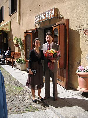Archivo:A cauple wait for wedding