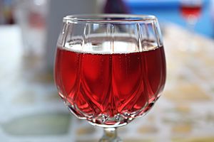 Archivo:A glass of Lambrusco