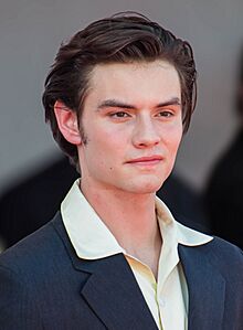 Archivo:Actor Louis Partridge at 81st Venice International Film Festival 2 (cropped)