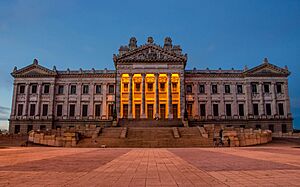 Archivo:Atardecer en el Palacio Legislativo