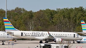 Archivo:BRA - Braathens Regional Airlines - Embraer ERJ-190 - D-AJHW - Cologne Bonn Airport - in times of COVID-19 pandemic-7261
