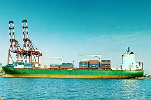 Archivo:Bateau au port Autonome de Conakry