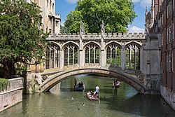 Archivo:Bridge of Sighs, St John's College, Cambridge, UK - Diliff