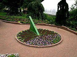 Archivo:Brookside Botanical Gardens Sundial Carmichael