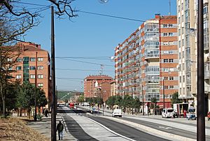 Archivo:Burgos- Bulevar del Ferrocarril desde el Parque de la Nevera 1 Abril 2011