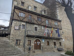 Archivo:Casa consistorial de Mogarraz