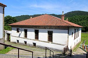 Archivo:Casa rectoral de Soto de Luiña 003