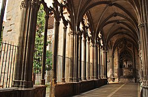 Archivo:Claustro pamplona lateral oeste