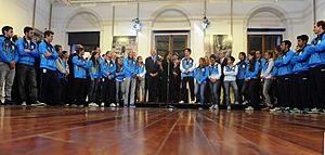 Archivo:Cristina Kirchner y delegación olimpica 2012