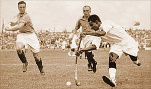 Archivo:Dhyan Chand with the ball vs. France in the 1936 Olympic semi-finals