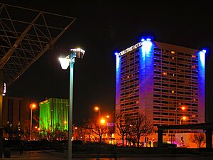 Archivo:DoubleTree, Wells Fargo at night, Albuquerque