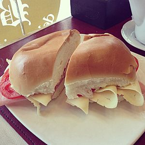 Archivo:El pebete de jamón y queso con tomate que desayuné esta mañana. (10102847543)