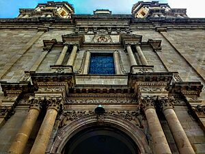 Archivo:Fachada Catedral de León