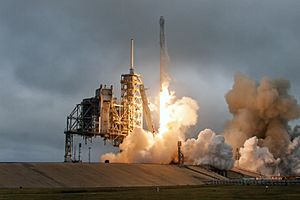 Archivo:Falcon 9 and Dragon lift off from Launch Pad 39A for CRS-10 (33000638185)