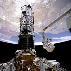 Archivo:Hubble First Servicing EVA - GPN-2000-001085
