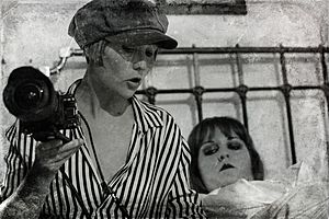 Archivo:Isabel medarde sujetando la cámara de cine AXIOM Beta, encarnando a Zoe Lapierre en el rodaje de La ranura