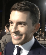 Archivo:Jonathan Bailey at Testament of Youth Premiere in October 2014 2