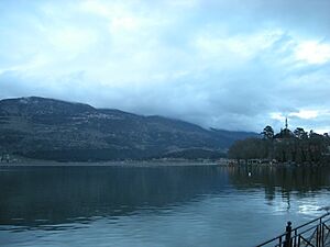 Archivo:Lake Pamvotis - Mezquita desde el lago