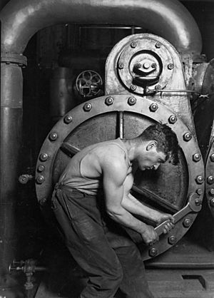 Archivo:Lewis Hine Power house mechanic working on steam pump