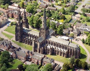 Archivo:Lichfield-Cathedral-Air002a