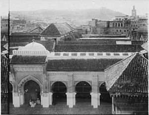 Archivo:Mosquée Karaouine - Mosquée Karaouine, les toits - Fès - Médiathèque de l'architecture et du patrimoine - AP62T089272