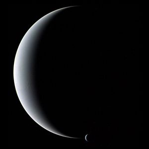 Archivo:Neptuno y Tritón (Voyager2)