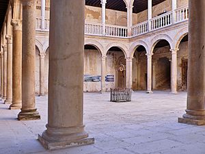 Archivo:Palacio de don Hernando de Vega. Patio