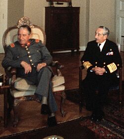 Archivo:Pinochet y Merino