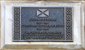Archivo:Plaque to Louisa Stevenson and Christian Guthrie Wright at 5 Atholl Crescent, Edinburgh