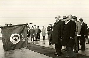 Archivo:President Habib and his Romanian guests paying tribute to Tunisian national flag