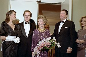 Archivo:President Ronald Reagan and Nancy Reagan with Princess Caroline and Prince Albert