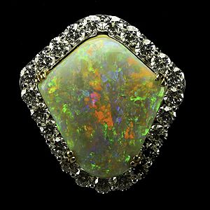 Archivo:Rainbow Shield Mintabie Opal Pendant