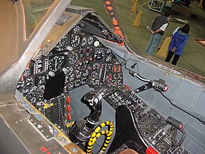 Archivo:SR-71 flight instruments.triddle