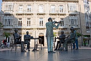 Archivo:Statues in Saint Joseph square, Pontevedra