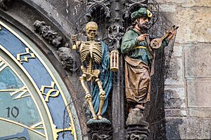 Archivo:Statues on Prague Astronomical Clock 2014-01 (landscape mode) 3